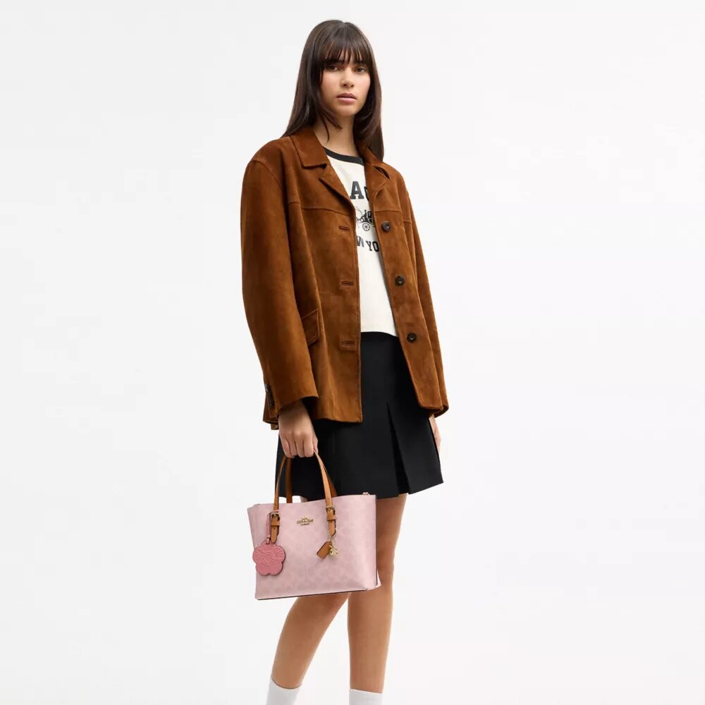 Bolso Tote Mollie de 25 pulgadas en Signature Canvas con Charms