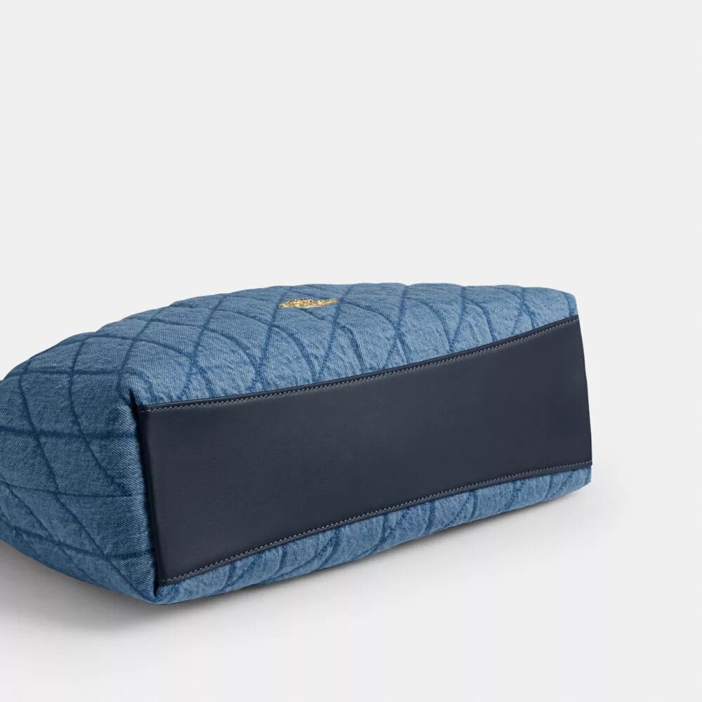 Bolsos de hombro grandes Evelyn en algodón regenerativo con acolchado