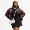 Bolsos de hombro Teri en Signature Canvas