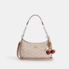 Bolsos de hombro Teri en Signature Canvas