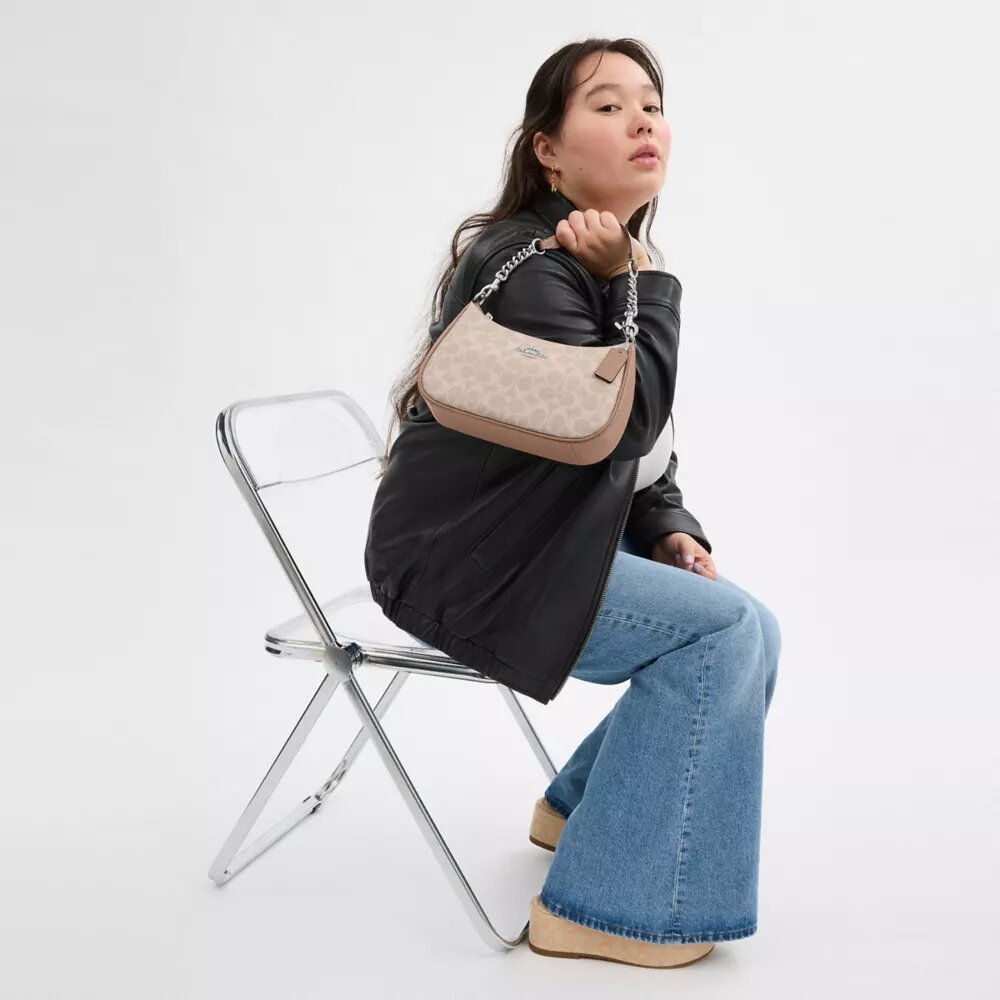 Bolsos de hombro Teri en Signature Canvas