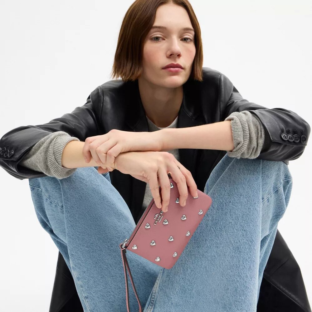 Bolsos de pulsera con cremallera en la esquina y remaches en forma de corazón