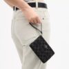 Bolsos de pulsera con cremallera en las esquinas en denim característico