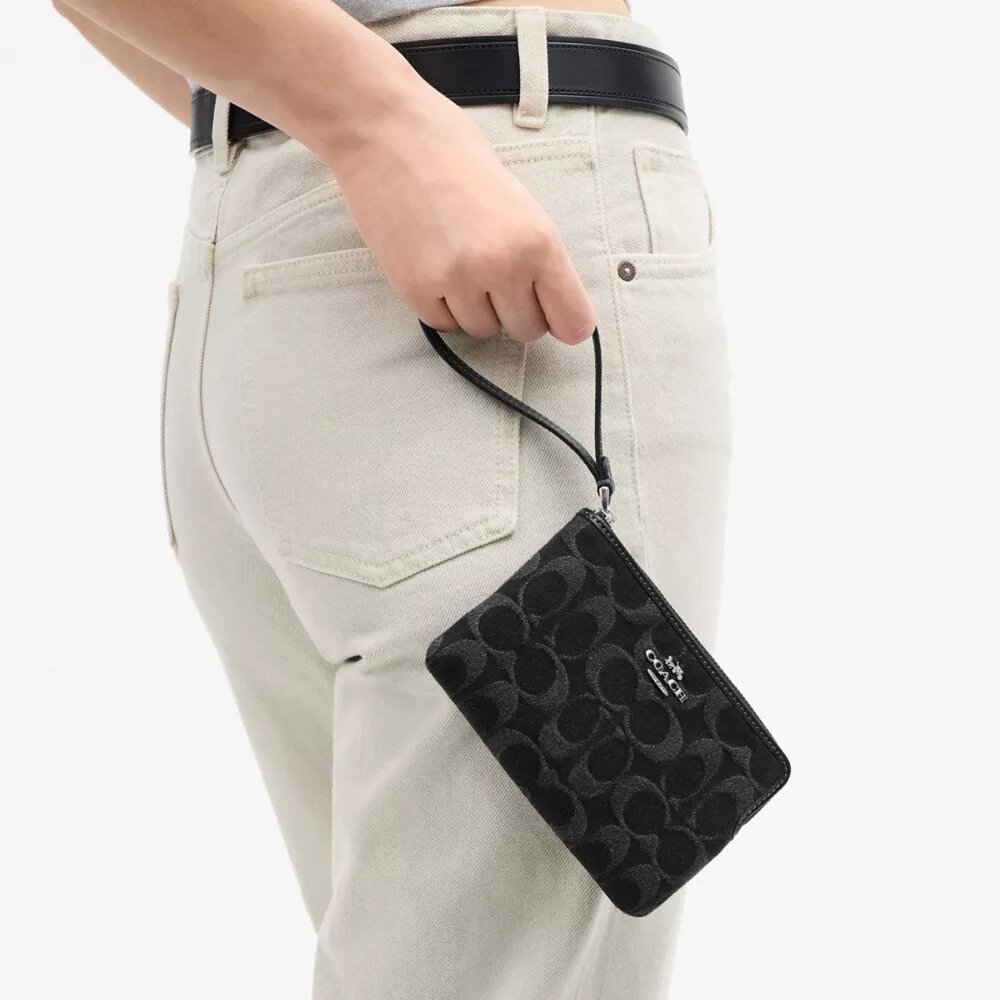 Bolsos de pulsera con cremallera en las esquinas en denim característico