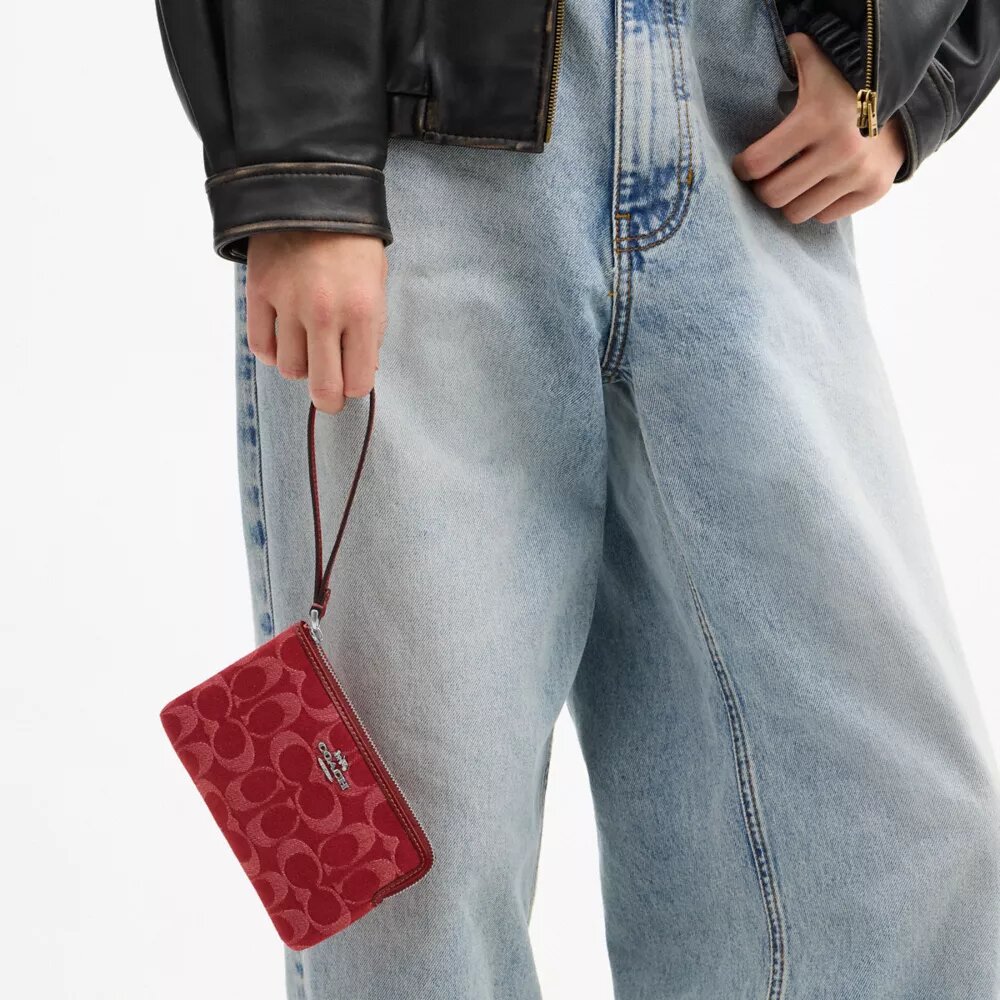 Bolsos de pulsera con cremallera en las esquinas en denim característico