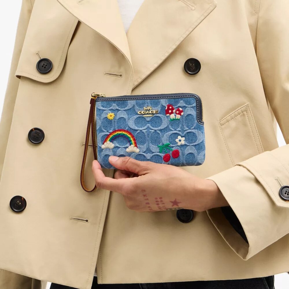 Bolsos de pulsera con cremallera en las esquinas en denim característico