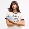 Bolsos de pulsera con cremallera en las esquinas en denim desgastado con Charms