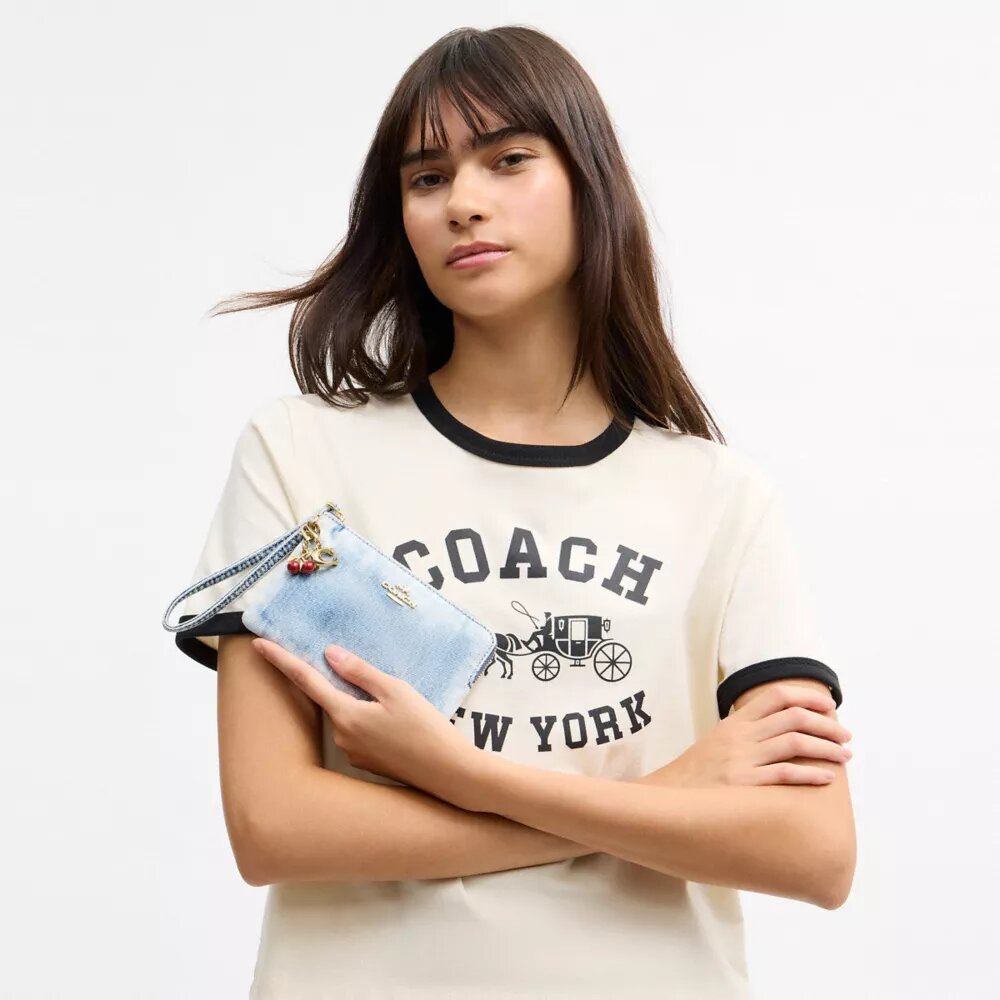 Bolsos de pulsera con cremallera en las esquinas en denim desgastado con Charms