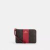 Bolsos de pulsera con cremallera en las esquinas en Signature Canvas con rayas