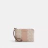 Bolsos de pulsera con cremallera en las esquinas en Signature Canvas con rayas