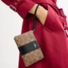 Bolsos de pulsera con cremallera en las esquinas en Signature Canvas con rayas
