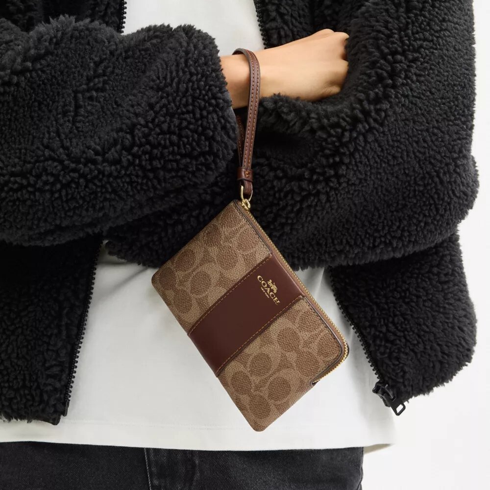Bolsos de pulsera con cremallera en las esquinas en Signature Canvas con rayas