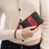 Bolsos de pulsera con cremallera en las esquinas en Signature Canvas con rayas