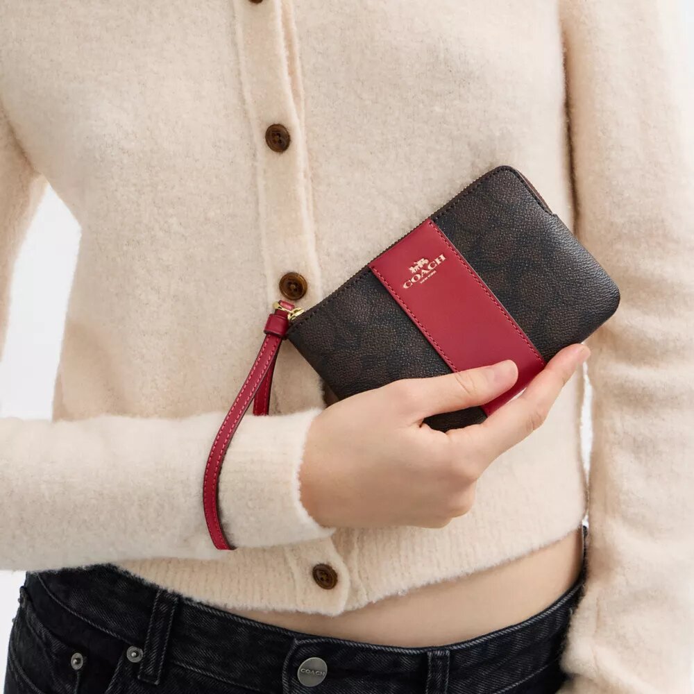 Bolsos de pulsera con cremallera en las esquinas en Signature Canvas con rayas