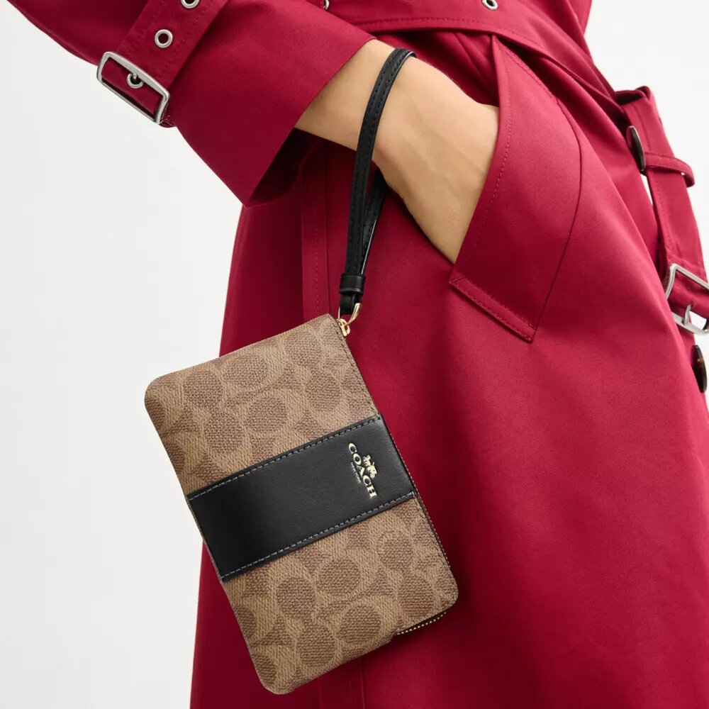 Bolsos de pulsera con cremallera en las esquinas en Signature Canvas con rayas