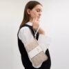 Bolsos de pulsera con cremallera en las esquinas en Signature Canvas con rayas