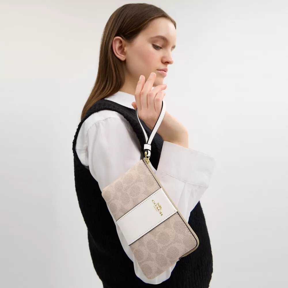 Bolsos de pulsera con cremallera en las esquinas en Signature Canvas con rayas
