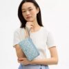 Bolsos de pulsera con doble cremallera y estampado floral