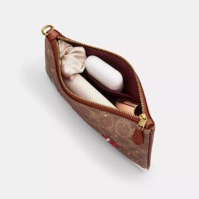 Bolsos de pulsera Essential en Signature Canvas con regalos navideños