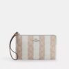 Bolsos de pulsera grandes con cremallera en esquina en Signature Canvas