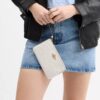 Bolsos de pulsera grandes con cremallera en esquina en Signature Canvas
