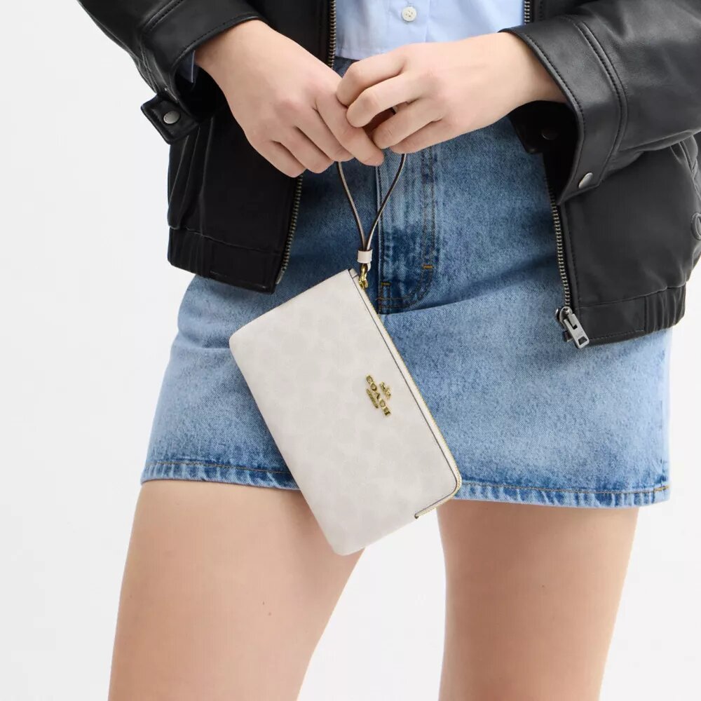 Bolsos de pulsera grandes con cremallera en esquina en Signature Canvas