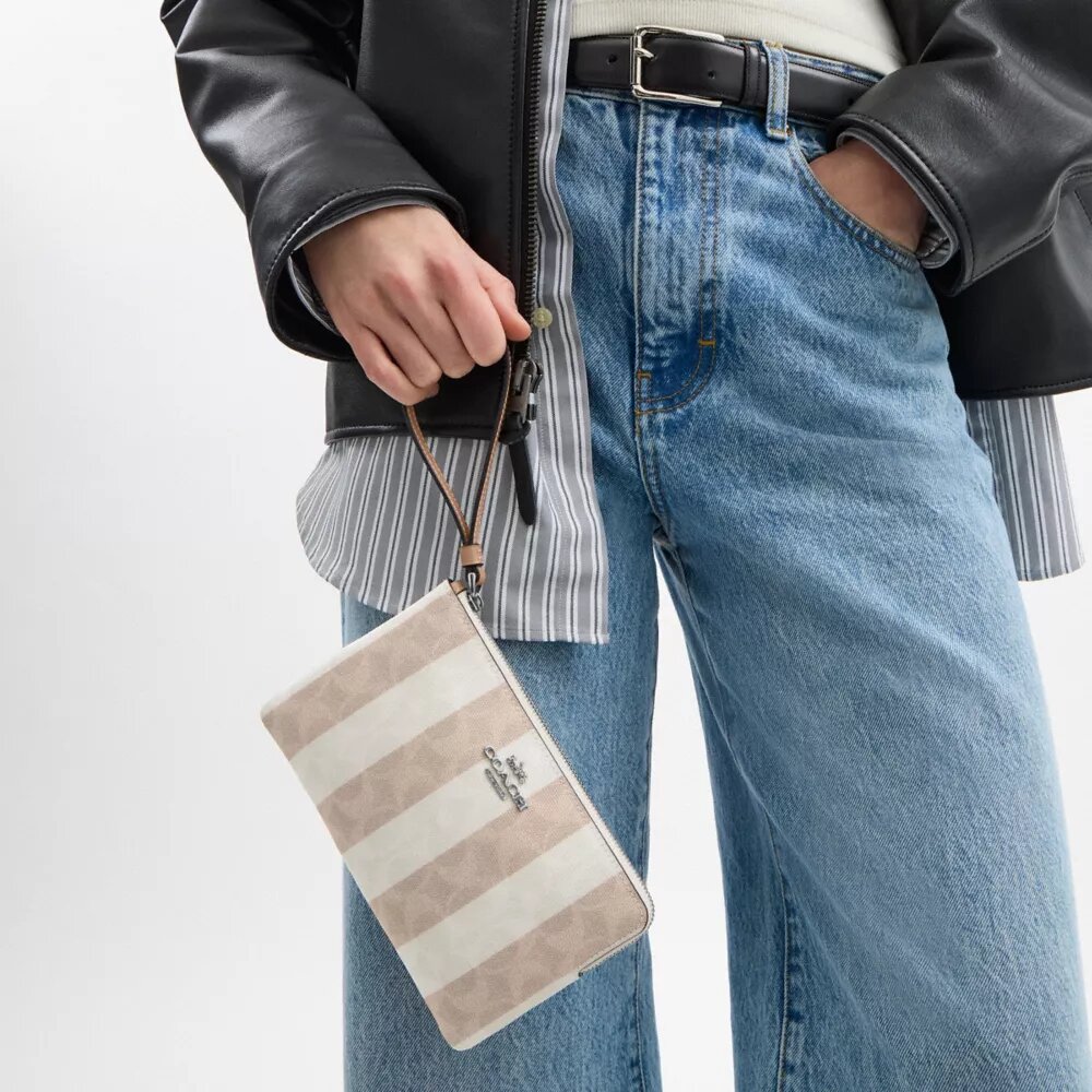 Bolsos de pulsera grandes con cremallera en esquina en Signature Canvas