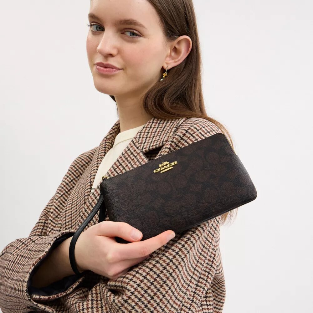 Bolsos de pulsera grandes con cremallera en esquina en Signature Canvas