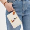 Bolsos de pulsera pequeños Essential de Disney x Coach en cuero regenerativo con Mickey Mouse