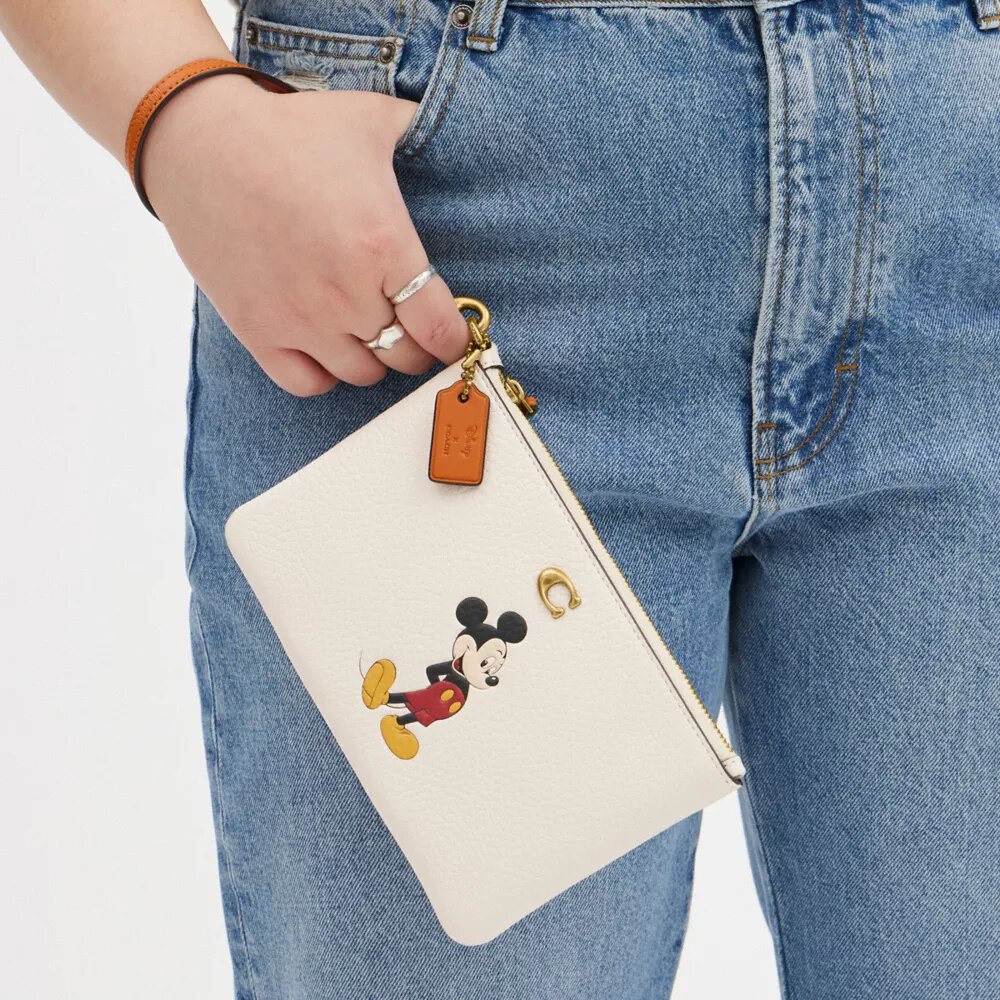 Bolsos de pulsera pequeños Essential de Disney x Coach en cuero regenerativo con Mickey Mouse