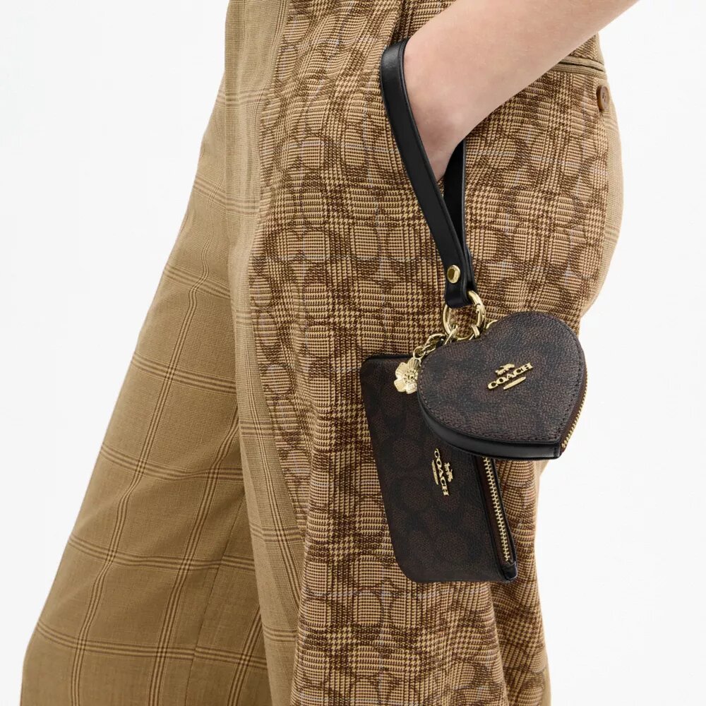 Bolsos de pulsera y neceser en forma de corazón en Signature Canvas con Charms