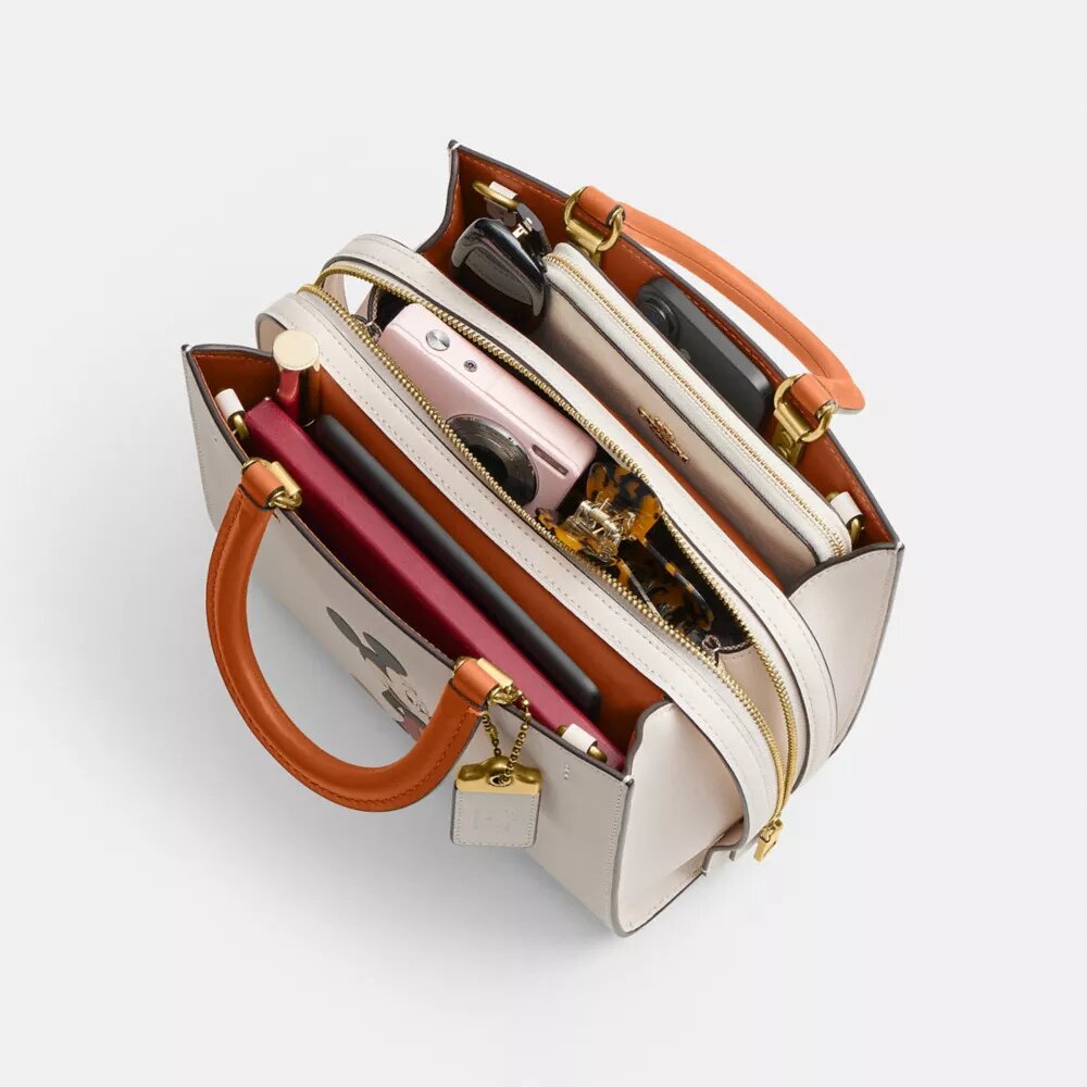 Bolsos Rogue 25 de Disney X Coach con Mickey Mouse