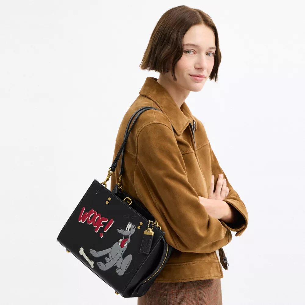 Bolsos Rogue 25 de Disney x Coach con Pluto