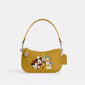 Bolsos Swinger de Disney x Coach en cuero regenerativo con Mickey Mouse y sus amigos