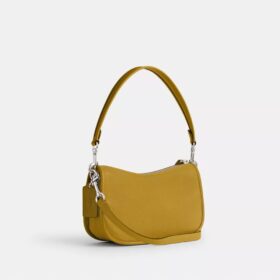Bolsos Swinger de Disney x Coach en cuero regenerativo con Mickey Mouse y sus amigos