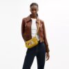 Bolsos Swinger de Disney x Coach en cuero regenerativo con Mickey Mouse y sus amigos