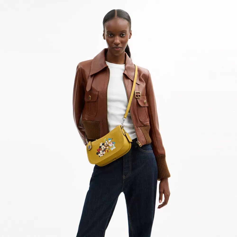 Bolsos Swinger de Disney x Coach en cuero regenerativo con Mickey Mouse y sus amigos