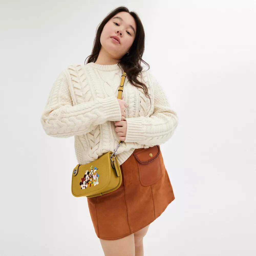 Bolsos Swinger de Disney x Coach en cuero regenerativo con Mickey Mouse y sus amigos