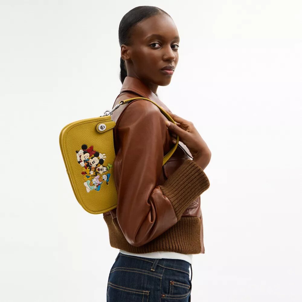 Bolsos Swinger de Disney x Coach en cuero regenerativo con Mickey Mouse y sus amigos