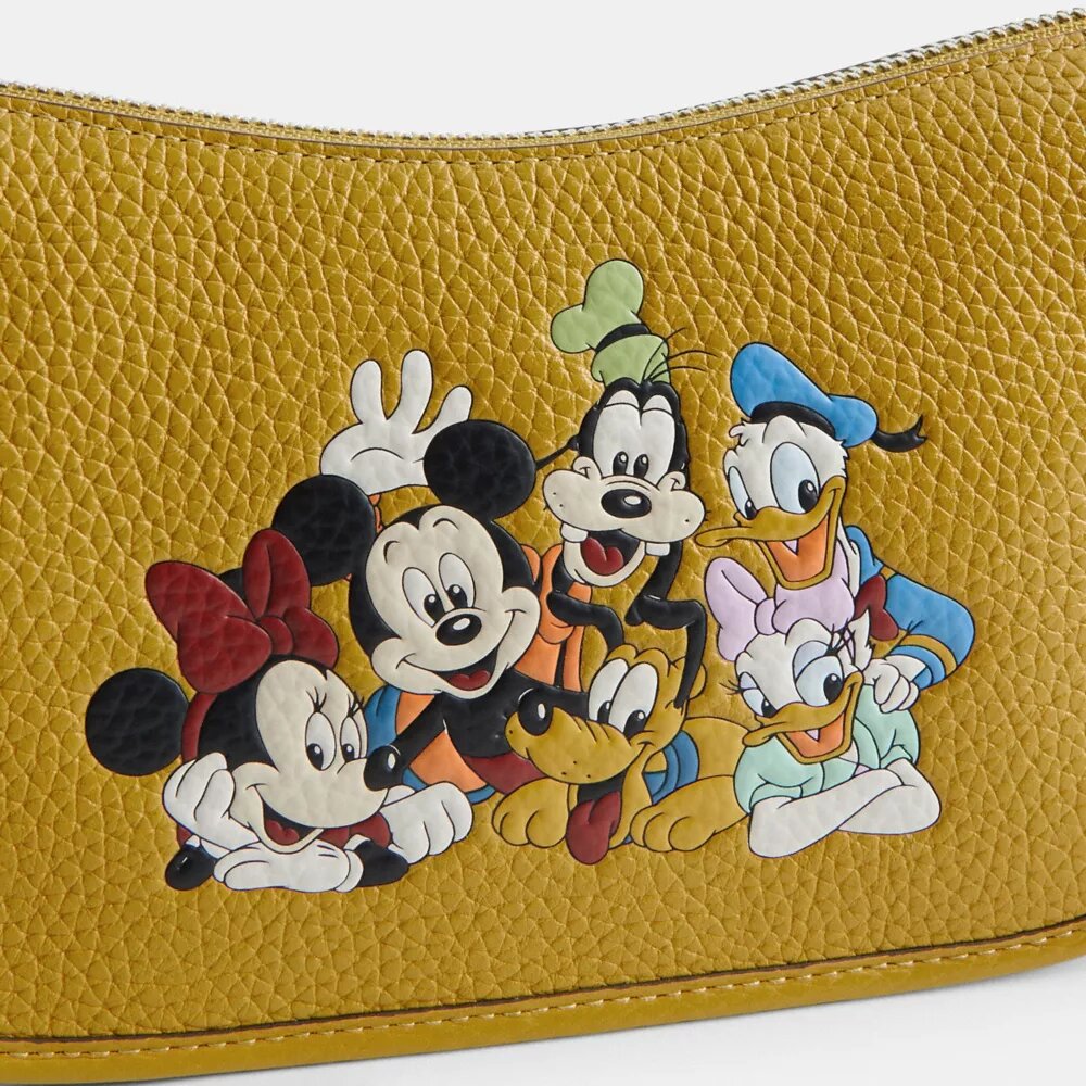 Bolsos Swinger de Disney x Coach en cuero regenerativo con Mickey Mouse y sus amigos
