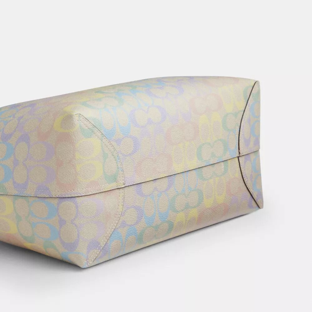 Bolsos Tote City en Signature Canvas