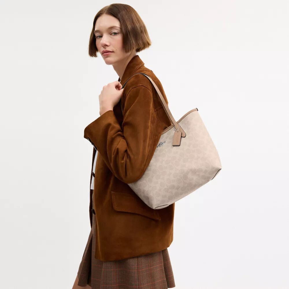 Bolsos Tote City mediano en Signature Canvas