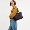 Bolsos Tote City mediano en Signature Canvas