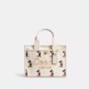 Bolsos Tote Disney X Coach Cargo 26 con Mickey Mouse en lona de algodón regenerativo