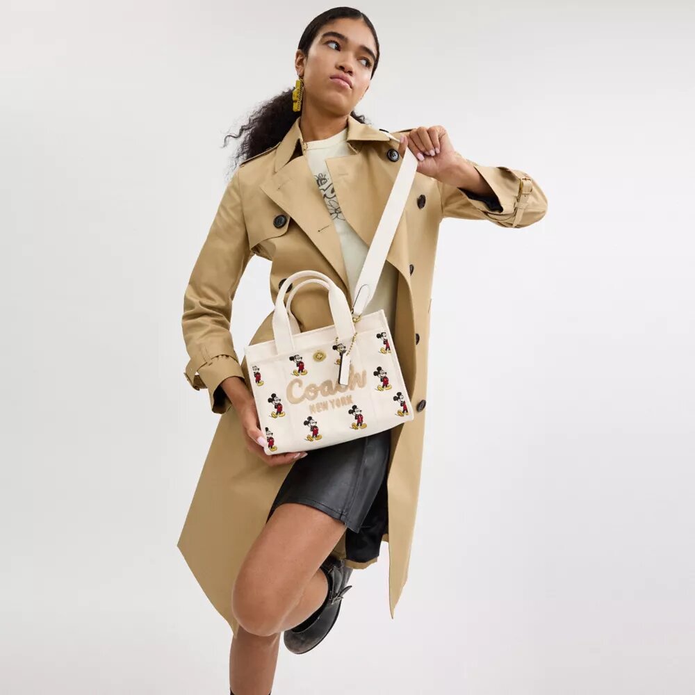 Bolsos Tote Disney X Coach Cargo 26 con Mickey Mouse en lona de algodón regenerativo