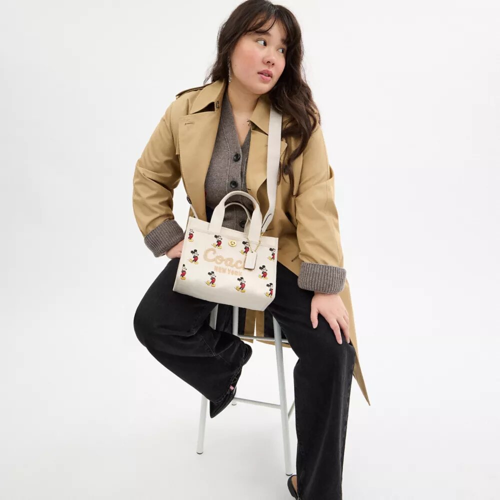 Bolsos Tote Disney X Coach Cargo 26 con Mickey Mouse en lona de algodón regenerativo