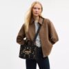 Bolsos Tote Disney X Coach Cargo 26 con Mickey Mouse en lona de algodón regenerativo