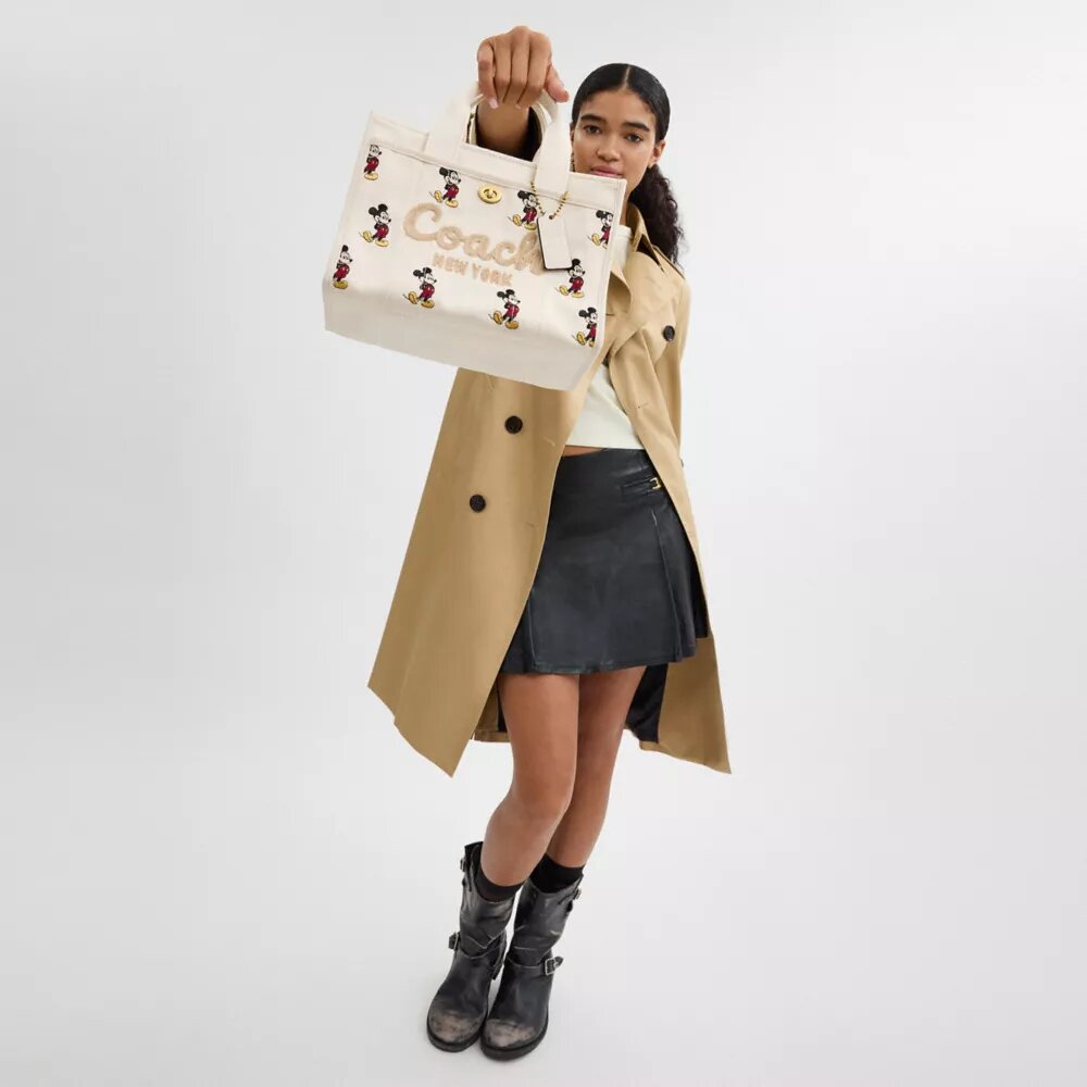 Bolsos Tote Disney X Coach Cargo 26 con Mickey Mouse en lona de algodón regenerativo