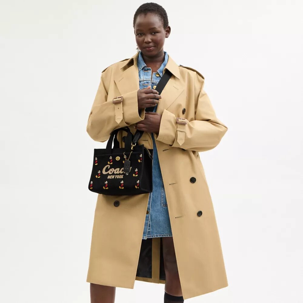 Bolsos Tote Disney X Coach Cargo 26 con Mickey Mouse en lona de algodón regenerativo