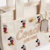Bolsos Tote Disney X Coach Cargo 26 con Mickey Mouse en lona de algodón regenerativo